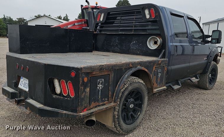 image for item DQ1147 2004 Ford F250 Super Duty Lariat  Crew Cab flatbed pickup truck