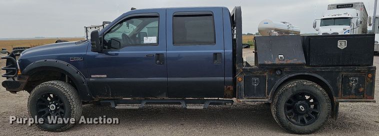 image for item DQ1147 2004 Ford F250 Super Duty Lariat  Crew Cab flatbed pickup truck