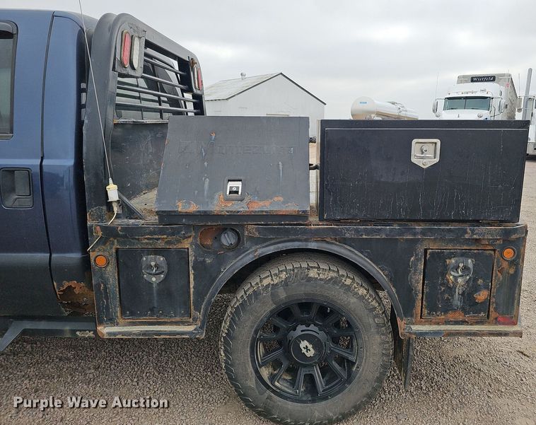 image for item DQ1147 2004 Ford F250 Super Duty Lariat  Crew Cab flatbed pickup truck