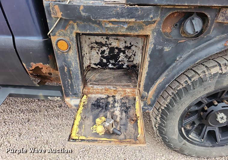 image for item DQ1147 2004 Ford F250 Super Duty Lariat  Crew Cab flatbed pickup truck