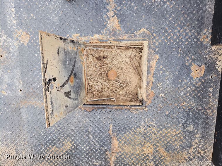 image for item DQ1147 2004 Ford F250 Super Duty Lariat  Crew Cab flatbed pickup truck