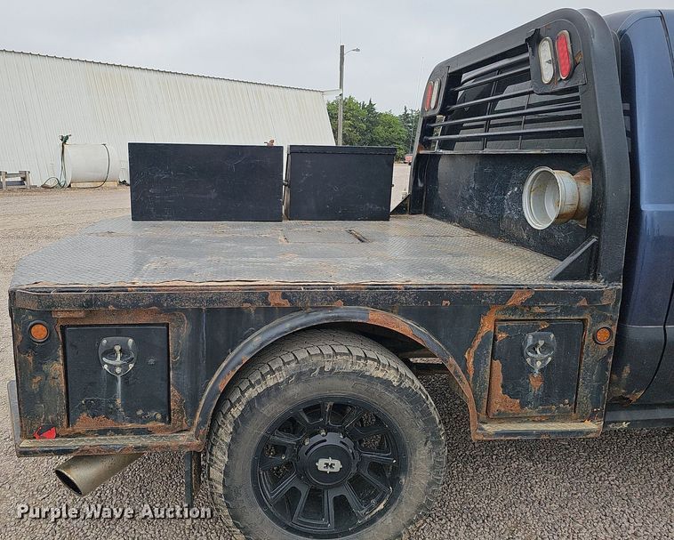 image for item DQ1147 2004 Ford F250 Super Duty Lariat  Crew Cab flatbed pickup truck