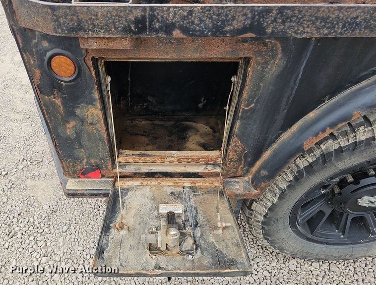 image for item DQ1147 2004 Ford F250 Super Duty Lariat  Crew Cab flatbed pickup truck