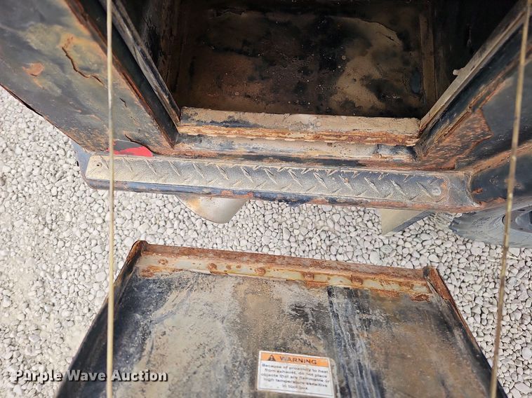 image for item DQ1147 2004 Ford F250 Super Duty Lariat  Crew Cab flatbed pickup truck