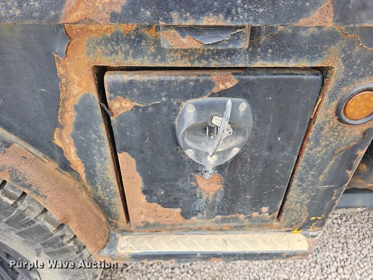 image for item DQ1147 2004 Ford F250 Super Duty Lariat  Crew Cab flatbed pickup truck