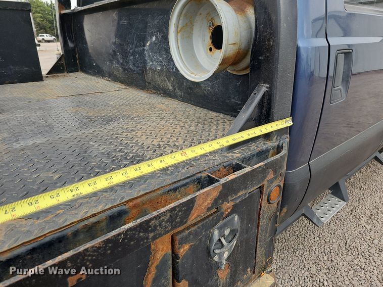 image for item DQ1147 2004 Ford F250 Super Duty Lariat  Crew Cab flatbed pickup truck