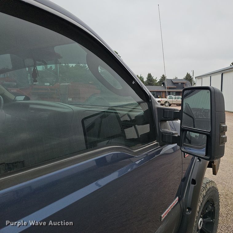 image for item DQ1147 2004 Ford F250 Super Duty Lariat  Crew Cab flatbed pickup truck