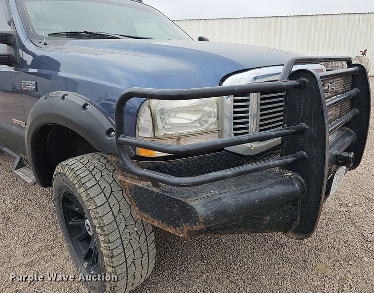 image for item DQ1147 2004 Ford F250 Super Duty Lariat  Crew Cab flatbed pickup truck