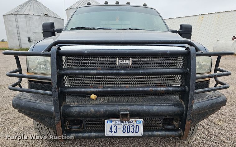 image for item DQ1147 2004 Ford F250 Super Duty Lariat  Crew Cab flatbed pickup truck