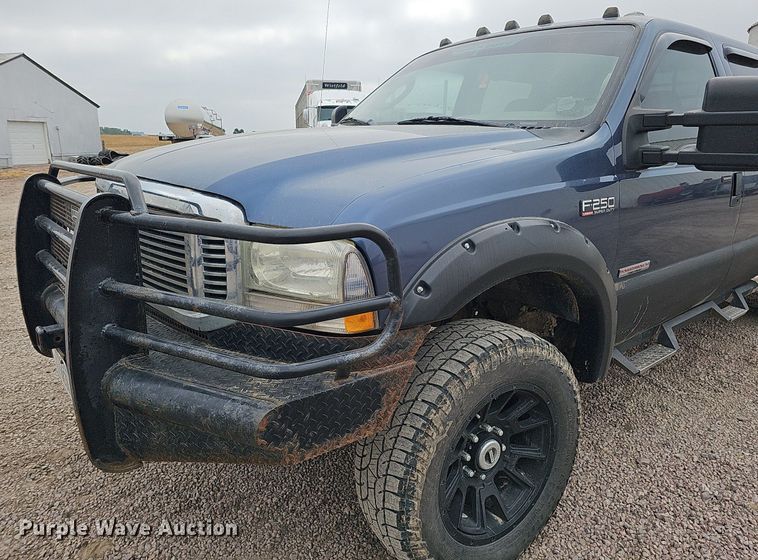 image for item DQ1147 2004 Ford F250 Super Duty Lariat  Crew Cab flatbed pickup truck