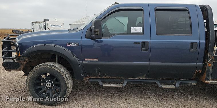 image for item DQ1147 2004 Ford F250 Super Duty Lariat  Crew Cab flatbed pickup truck
