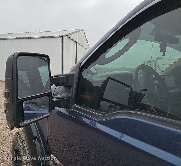 image for item DQ1147 2004 Ford F250 Super Duty Lariat  Crew Cab flatbed pickup truck