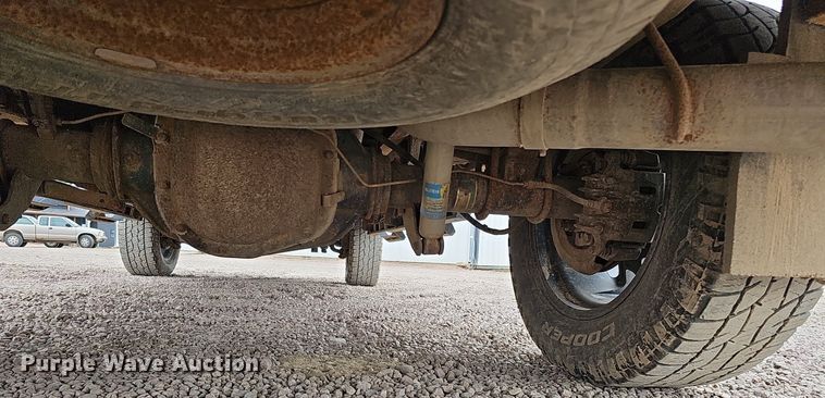 image for item DQ1147 2004 Ford F250 Super Duty Lariat  Crew Cab flatbed pickup truck