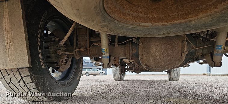 image for item DQ1147 2004 Ford F250 Super Duty Lariat  Crew Cab flatbed pickup truck