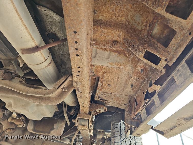 image for item DQ1147 2004 Ford F250 Super Duty Lariat  Crew Cab flatbed pickup truck