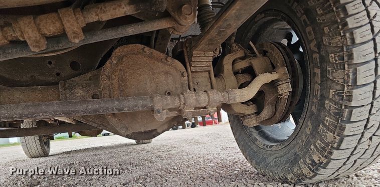 image for item DQ1147 2004 Ford F250 Super Duty Lariat  Crew Cab flatbed pickup truck