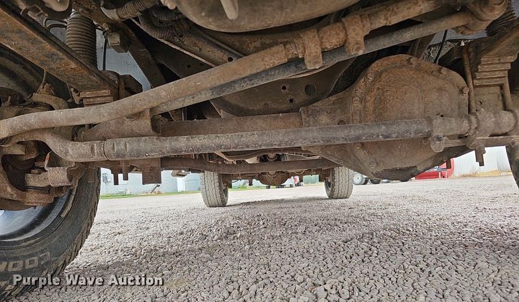 image for item DQ1147 2004 Ford F250 Super Duty Lariat  Crew Cab flatbed pickup truck