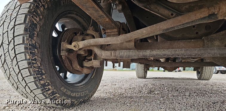 image for item DQ1147 2004 Ford F250 Super Duty Lariat  Crew Cab flatbed pickup truck