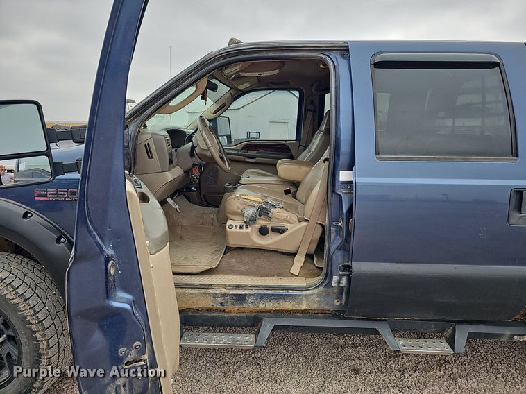 image for item DQ1147 2004 Ford F250 Super Duty Lariat  Crew Cab flatbed pickup truck