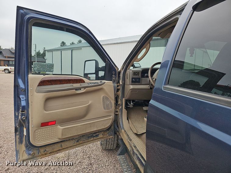 image for item DQ1147 2004 Ford F250 Super Duty Lariat  Crew Cab flatbed pickup truck