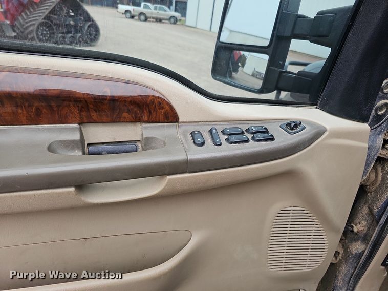 image for item DQ1147 2004 Ford F250 Super Duty Lariat  Crew Cab flatbed pickup truck