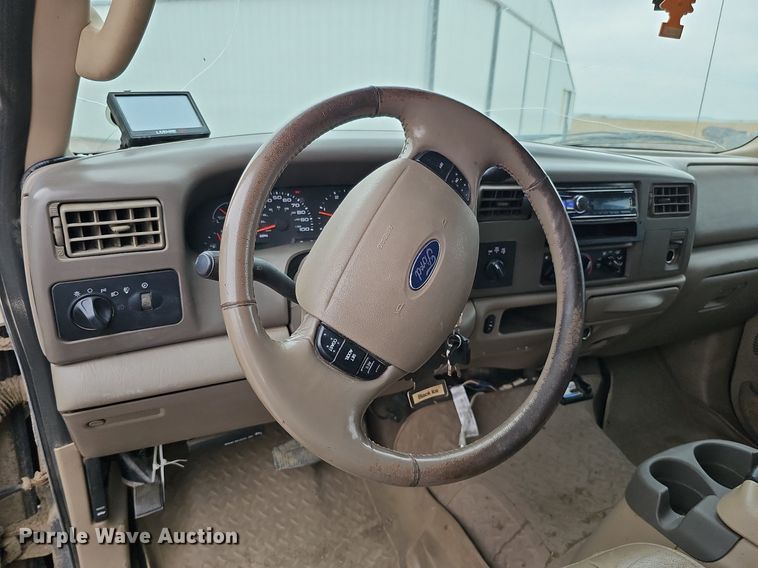 image for item DQ1147 2004 Ford F250 Super Duty Lariat  Crew Cab flatbed pickup truck