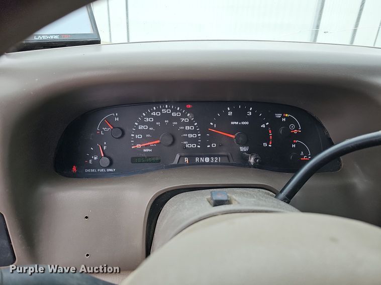 image for item DQ1147 2004 Ford F250 Super Duty Lariat  Crew Cab flatbed pickup truck