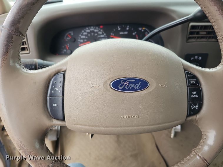 image for item DQ1147 2004 Ford F250 Super Duty Lariat  Crew Cab flatbed pickup truck