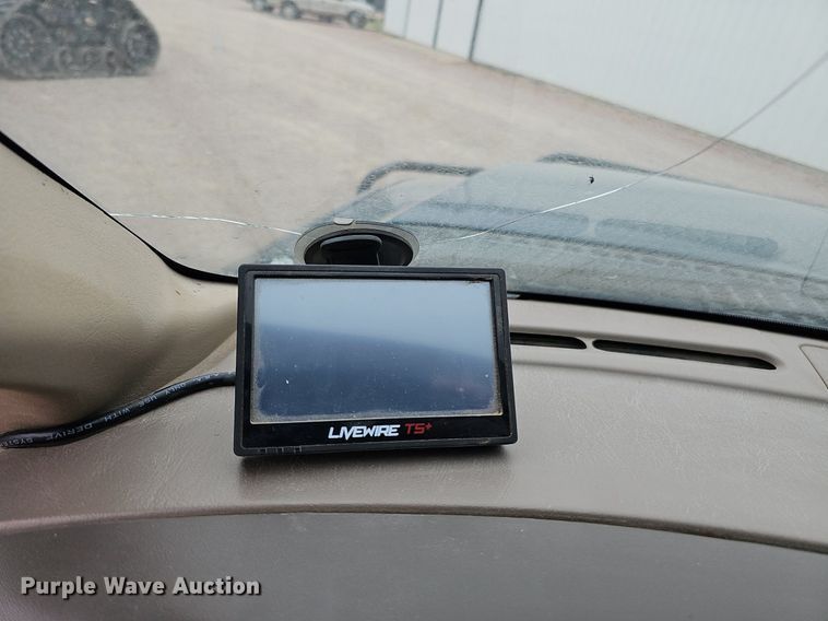 image for item DQ1147 2004 Ford F250 Super Duty Lariat  Crew Cab flatbed pickup truck