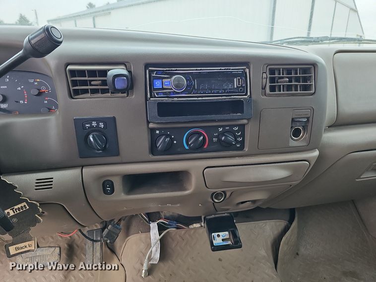 image for item DQ1147 2004 Ford F250 Super Duty Lariat  Crew Cab flatbed pickup truck