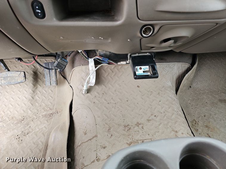 image for item DQ1147 2004 Ford F250 Super Duty Lariat  Crew Cab flatbed pickup truck