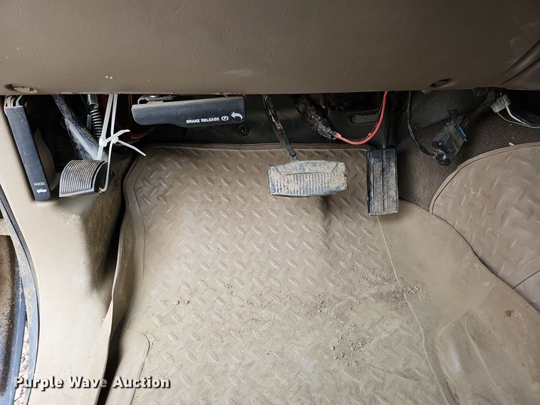 image for item DQ1147 2004 Ford F250 Super Duty Lariat  Crew Cab flatbed pickup truck