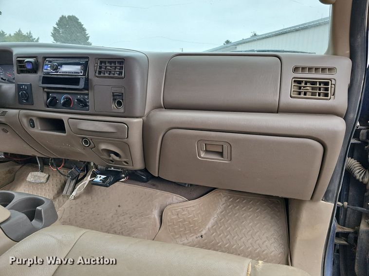 image for item DQ1147 2004 Ford F250 Super Duty Lariat  Crew Cab flatbed pickup truck