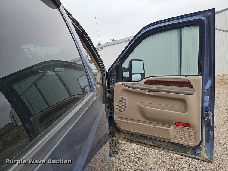 image for item DQ1147 2004 Ford F250 Super Duty Lariat  Crew Cab flatbed pickup truck