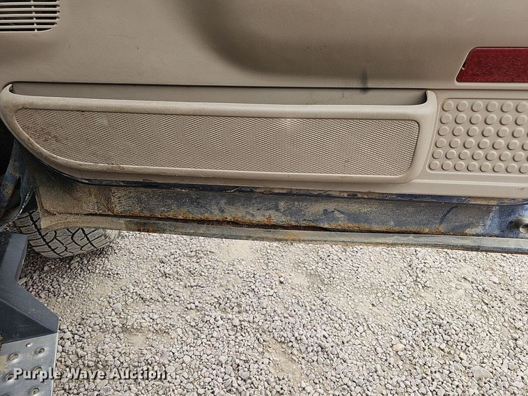 image for item DQ1147 2004 Ford F250 Super Duty Lariat  Crew Cab flatbed pickup truck