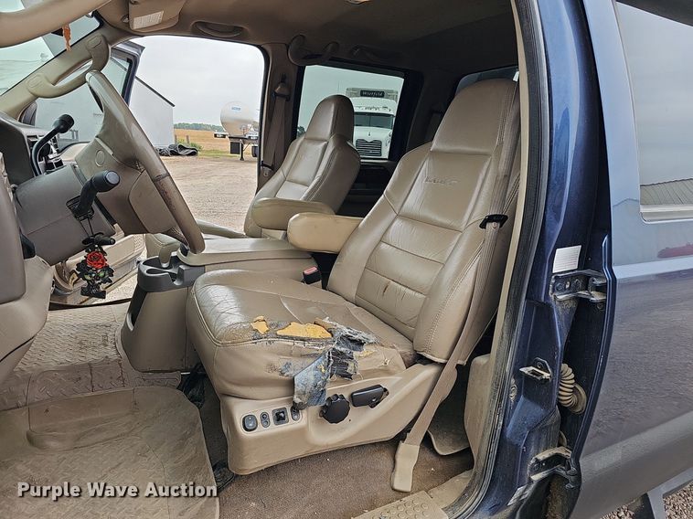 image for item DQ1147 2004 Ford F250 Super Duty Lariat  Crew Cab flatbed pickup truck