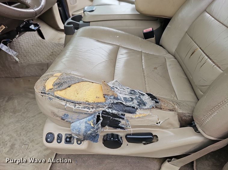 image for item DQ1147 2004 Ford F250 Super Duty Lariat  Crew Cab flatbed pickup truck