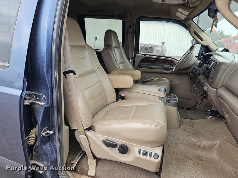 image for item DQ1147 2004 Ford F250 Super Duty Lariat  Crew Cab flatbed pickup truck