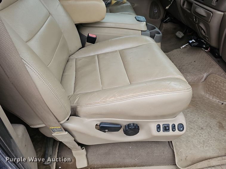 image for item DQ1147 2004 Ford F250 Super Duty Lariat  Crew Cab flatbed pickup truck