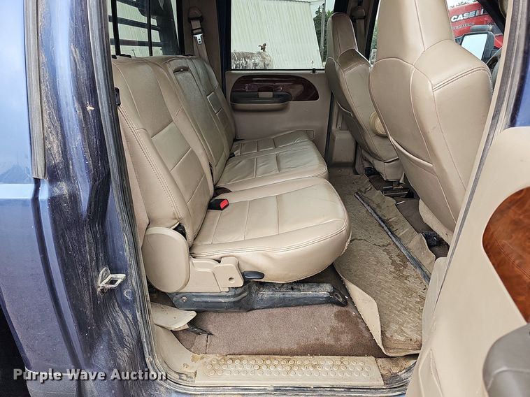 image for item DQ1147 2004 Ford F250 Super Duty Lariat  Crew Cab flatbed pickup truck