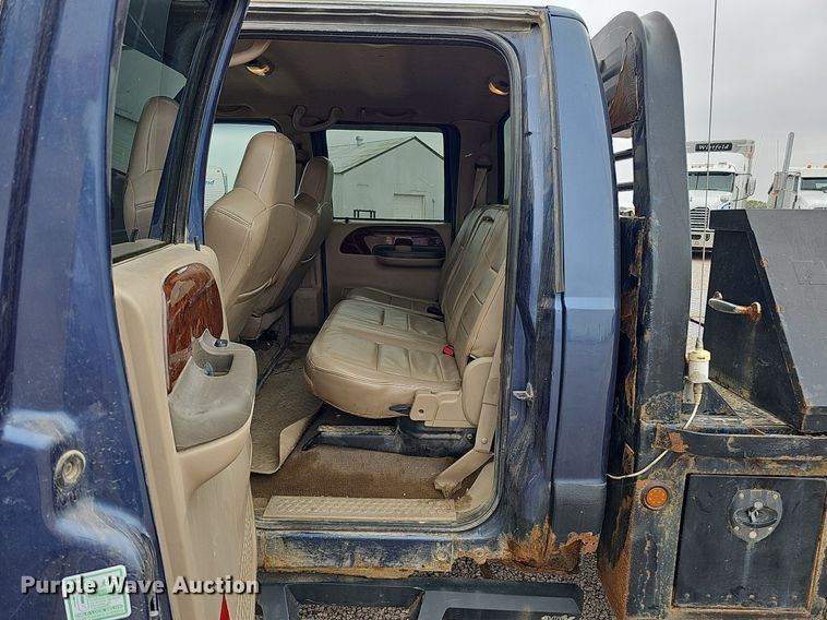 image for item DQ1147 2004 Ford F250 Super Duty Lariat  Crew Cab flatbed pickup truck