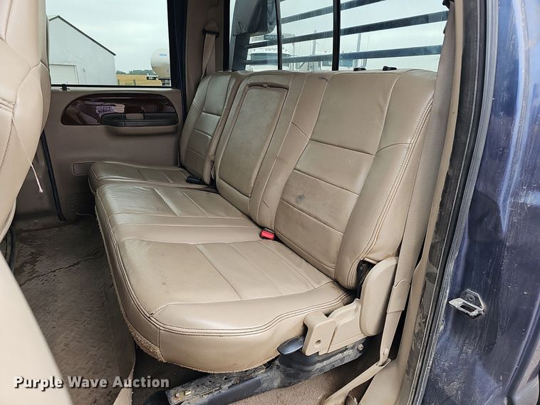 image for item DQ1147 2004 Ford F250 Super Duty Lariat  Crew Cab flatbed pickup truck