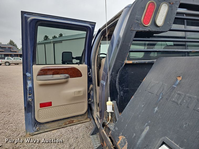 image for item DQ1147 2004 Ford F250 Super Duty Lariat  Crew Cab flatbed pickup truck