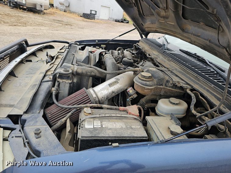 image for item DQ1147 2004 Ford F250 Super Duty Lariat  Crew Cab flatbed pickup truck