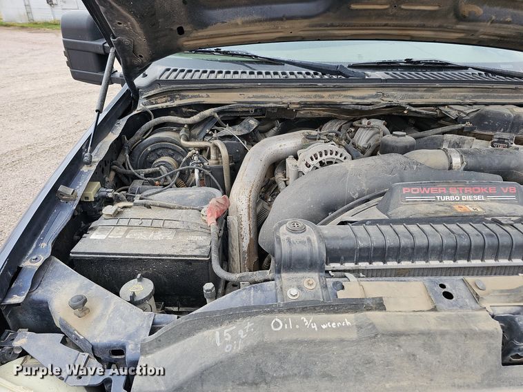 image for item DQ1147 2004 Ford F250 Super Duty Lariat  Crew Cab flatbed pickup truck