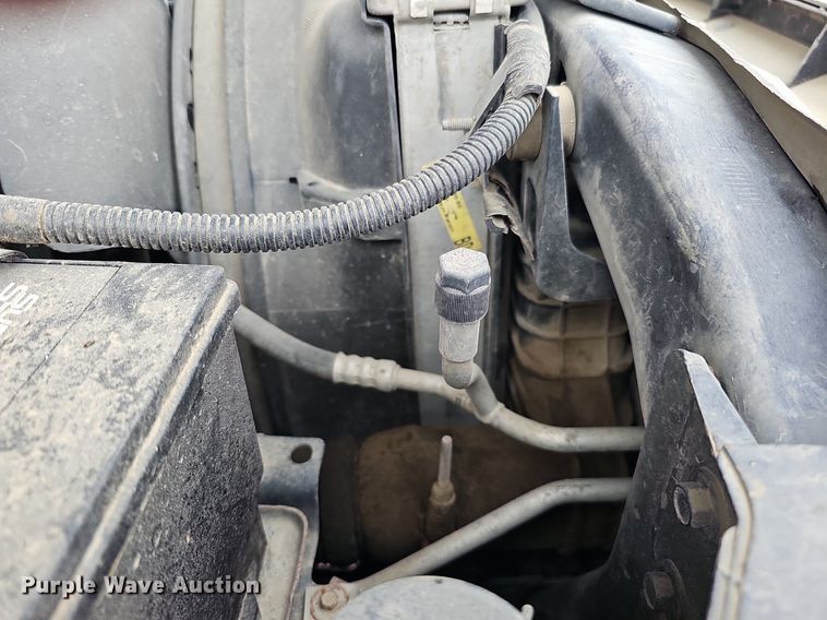 image for item DQ1147 2004 Ford F250 Super Duty Lariat  Crew Cab flatbed pickup truck