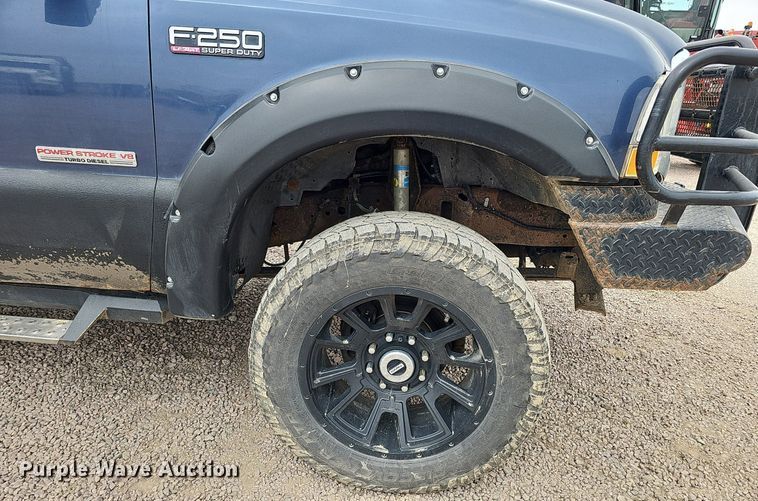 image for item DQ1147 2004 Ford F250 Super Duty Lariat  Crew Cab flatbed pickup truck