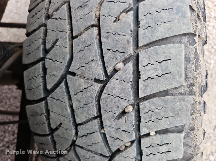 image for item DQ1147 2004 Ford F250 Super Duty Lariat  Crew Cab flatbed pickup truck