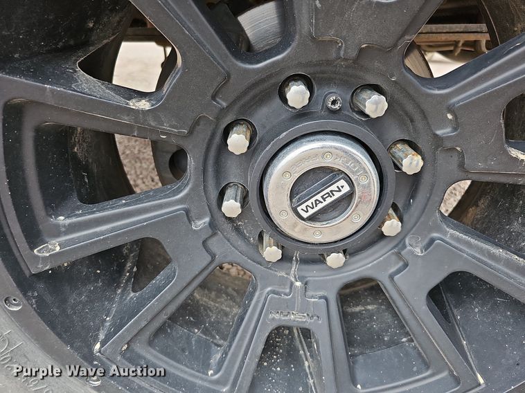 image for item DQ1147 2004 Ford F250 Super Duty Lariat  Crew Cab flatbed pickup truck