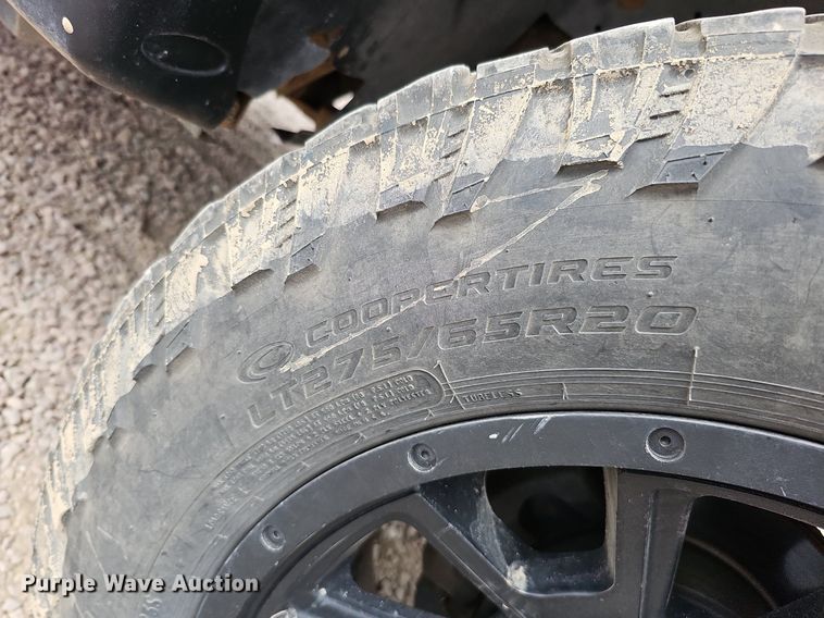 image for item DQ1147 2004 Ford F250 Super Duty Lariat  Crew Cab flatbed pickup truck